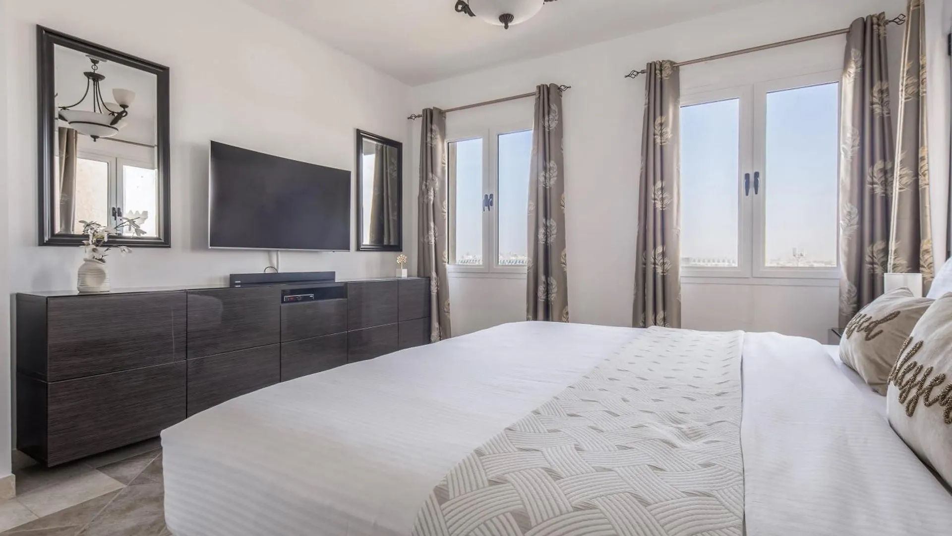 Frank Porter - Al Badia 2 Apartment Dubai